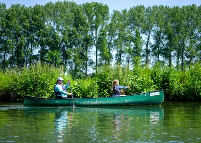 Mother and daughter in a canoe on the Thames